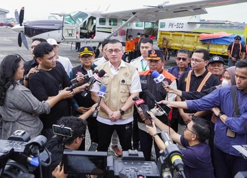 Kolaborasi Bareng BPBD, Kenneth DPRD DKI Tebar 1 Ton Garam untuk Modifikasi Cuaca