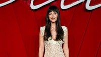 Dakota Johnson Pakai Naked Dress, Underwear Hitam Jadi Statement