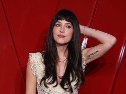 Dakota Johnson Ungkap Rasanya Jadi Bintang MV Taylor Swift