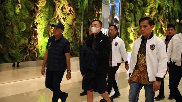 Direktorat Tindak Pidana Siber (Dittipidsiber) Bareskrim Polri berhasil menangkap dan membawa pulang tersangka berinisial FP yang masuk dalam daftar pencarian orang (DPO) terkait perkara perjudian online yang melibatkan sejumlah situs judi internasional di Bandara Soekarno Hatta, Tangerang, Jumat (25/9/2026). (Dok. Dittipidsiber Bareskrim Polri)