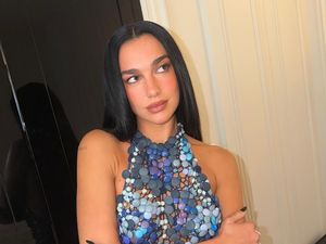 Potret Seksi Dua Lipa Berbalut Atasan Terbuat dari 740 Kancing Baju