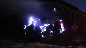 Saat Blue Fire Muncul di Kawah Manuk, Gunung Papandayan