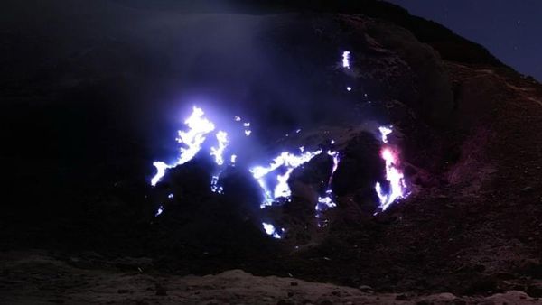 Saat Blue Fire Muncul di Kawah Manuk, Gunung Papandayan