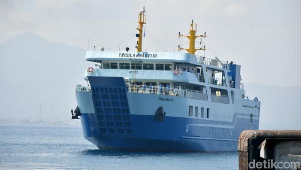 Potret Kapal Jumbo Meluncur di Pelabuhan Ketapang-Gilimanuk