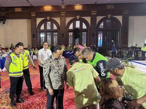 Kapolri Beri Tali Asih ke Anggota yang Gugur dan Ojol Saat HUT ke-71 Lalu Lintas