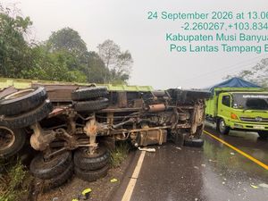 Truk Pengangkut Mobil Mewah Kecelakaan di Jalintim Muba, 2 Orang Luka
