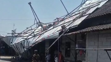 Atap Parkiran Pasar Wonopolo Demak Rungkad Disapu Puting Beliung