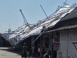 Atap Parkiran Pasar Wonopolo Demak Rungkad Disapu Puting Beliung
