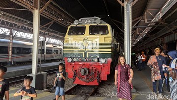 Bernostalgia Naik Kereta Api Livery Era 80-an di Semarang