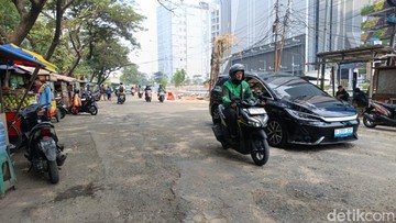 Viral Jalanan di Kawasan Bisnis Kuningan Jaksel Rusak Parah dan Berdebu