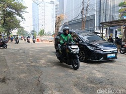 Viral Jalanan di Kawasan Bisnis Kuningan Jaksel Rusak Parah dan Berdebu