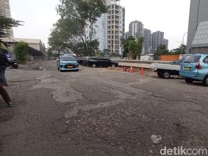 Jalan Rusak di Kuningan Jaksel Juga Minim Penerangan, Pemotor Rawan Celaka