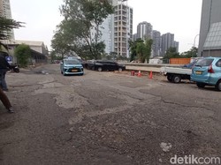 Jalan Rusak di Kuningan Jaksel Juga Minim Penerangan, Pemotor Rawan Celaka