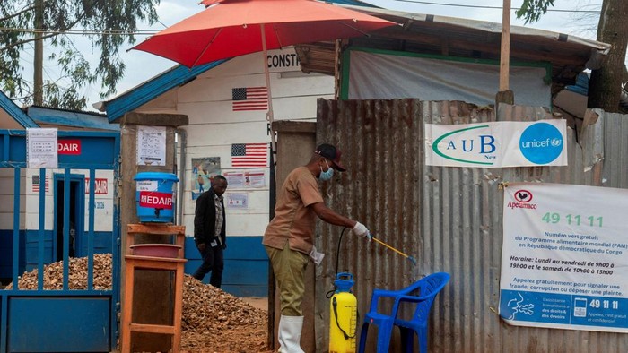Kongo Catat 7.820 Kasus Ebola dan 3.779 Kematian FILE PHOTO: A Congolese hygiene specialist at the Katwa Ebola treatment center disinfects the facility, as aid agencies intensify efforts to contain a new Ebola outbreak involving the Bundibugyo species, in the Mutiri quarter of Butembo, North Kivu province, Democratic Republic of Congo, September 10, 2026. REUTERS/Gradel Muyisa Mumbere