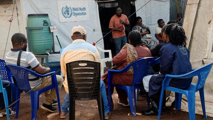 Kongo Catat 7.820 Kasus Ebola dan 3.779 Kematian FILE PHOTO: A Congolese hygiene specialist at the Katwa Ebola treatment center disinfects the facility, as aid agencies intensify efforts to contain a new Ebola outbreak involving the Bundibugyo species, in the Mutiri quarter of Butembo, North Kivu province, Democratic Republic of Congo, September 10, 2026. REUTERS/Gradel Muyisa Mumbere