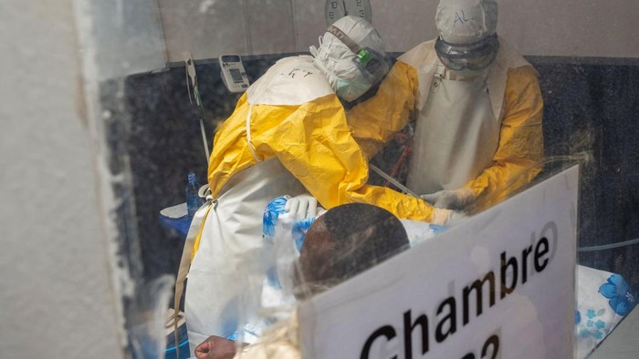 Kongo Catat 7.820 Kasus Ebola dan 3.779 Kematian FILE PHOTO: A Congolese hygiene specialist at the Katwa Ebola treatment center disinfects the facility, as aid agencies intensify efforts to contain a new Ebola outbreak involving the Bundibugyo species, in the Mutiri quarter of Butembo, North Kivu province, Democratic Republic of Congo, September 10, 2026. REUTERS/Gradel Muyisa Mumbere