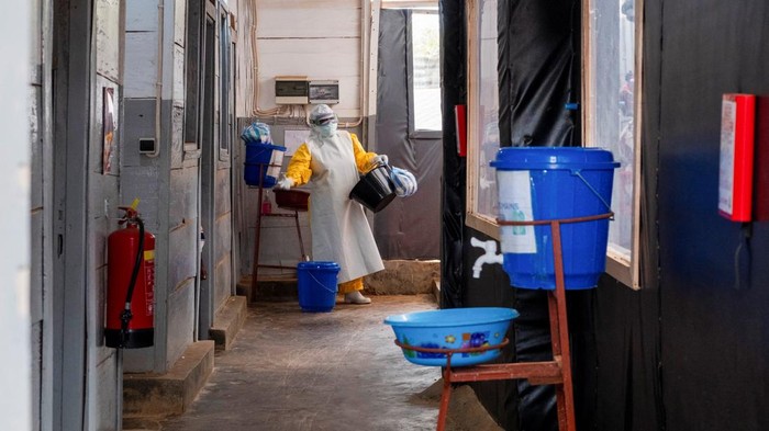 Kongo Catat 7.820 Kasus Ebola dan 3.779 Kematian FILE PHOTO: A Congolese hygiene specialist at the Katwa Ebola treatment center disinfects the facility, as aid agencies intensify efforts to contain a new Ebola outbreak involving the Bundibugyo species, in the Mutiri quarter of Butembo, North Kivu province, Democratic Republic of Congo, September 10, 2026. REUTERS/Gradel Muyisa Mumbere