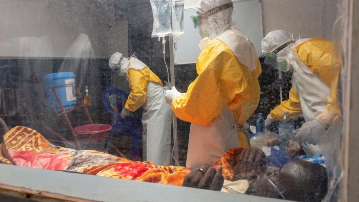 Kongo Catat 7.820 Kasus Ebola dan 3.779 Kematian FILE PHOTO: A Congolese hygiene specialist at the Katwa Ebola treatment center disinfects the facility, as aid agencies intensify efforts to contain a new Ebola outbreak involving the Bundibugyo species, in the Mutiri quarter of Butembo, North Kivu province, Democratic Republic of Congo, September 10, 2026. REUTERS/Gradel Muyisa Mumbere