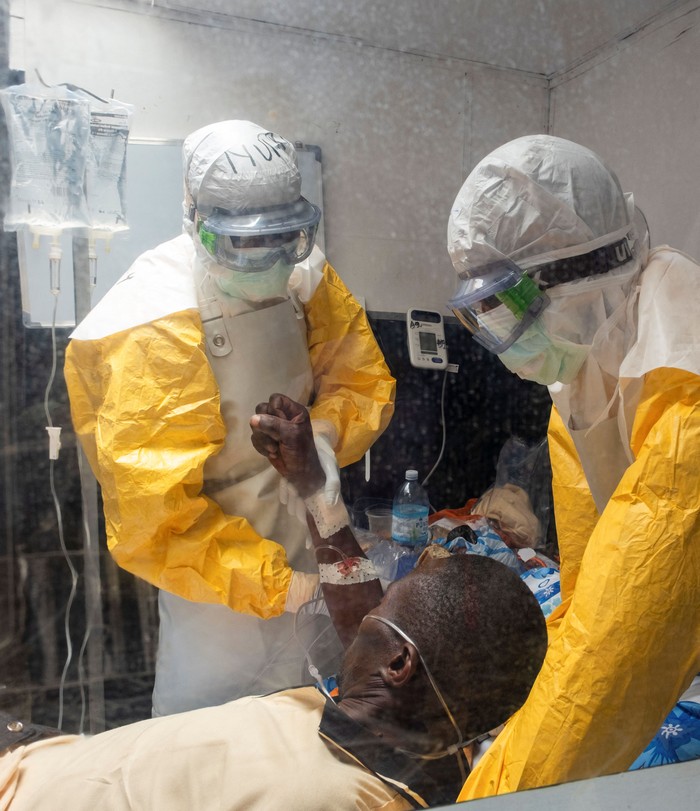 Kongo Catat 7.820 Kasus Ebola dan 3.779 Kematian FILE PHOTO: A Congolese hygiene specialist at the Katwa Ebola treatment center disinfects the facility, as aid agencies intensify efforts to contain a new Ebola outbreak involving the Bundibugyo species, in the Mutiri quarter of Butembo, North Kivu province, Democratic Republic of Congo, September 10, 2026. REUTERS/Gradel Muyisa Mumbere