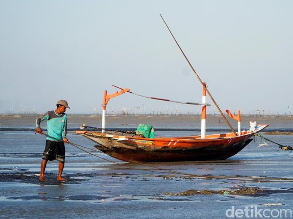 Melihat Nelayan Kenjeran Saat Air Laut Surut