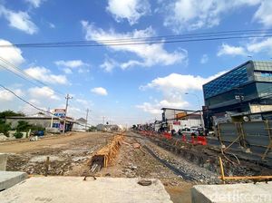 Menengok Proyek Pelebaran Jalan Wiyung-Menganti