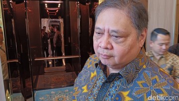 Dolar AS Hampir Rp 18 Ribu, Airlangga: Fluktuasi Itu Biasa