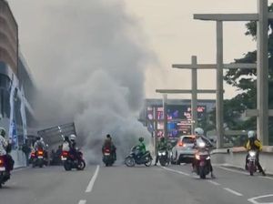 Mobil Diduga Korsleting Timbulkan Asap Tebal di Medan