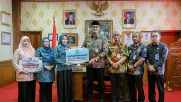 Tim Penggerak PKK dan DWP Klaten Serahkan Bantuan Korban Gempa NTT