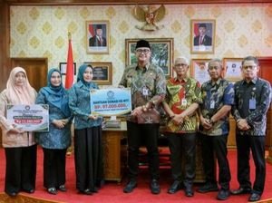Tim Penggerak PKK dan DWP Klaten Serahkan Bantuan Korban Gempa NTT