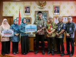 Tim Penggerak PKK dan DWP Klaten Serahkan Bantuan Korban Gempa NTT