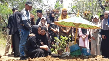 Tangis Haru Iringi Pemakaman Jenazah Denny Korban KM Virgo Asal Boyolali