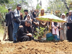 Tangis Haru Iringi Pemakaman Jenazah Denny Korban KM Virgo Asal Boyolali