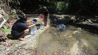 Sumur Mengering Empat Bulan, Warga Boyolali Manfaatkan Air Endapan Sungai