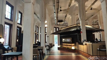 Minum Milk Tea di Kedai Nuansa Kolonial, Destinasi Estetik di Kota Tua