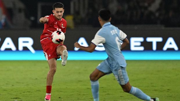 Pesepak bola Timnas Indonesia Justin Hubner (kiri) menendang bola dihadang pesepak bola Timnas Singapura  Shah Shahiran dalam pertandingan penyisihan Grup A Divisi 1 FIFA ASEAN Cup 2026 di Stadion Utama Gelora Bung Karno, Senayan, Jakarta, Jumat (25/9/2026). ANTARA FOTO/Rivan Awal Lingga/sgd