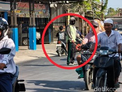 Kisah 2 Warga Tunarungu Atur Lalin di Simpang Pasar Blumbungan Pamekasan