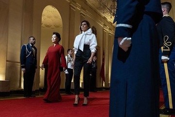 Foto: Melania Trump Dobrak Tradisi, Peng Liyuan Tampil Klasik di State Dinner