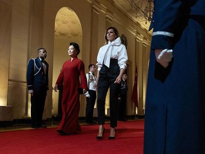 Foto: Melania Trump Dobrak Tradisi, Peng Liyuan Tampil Klasik di State Dinner