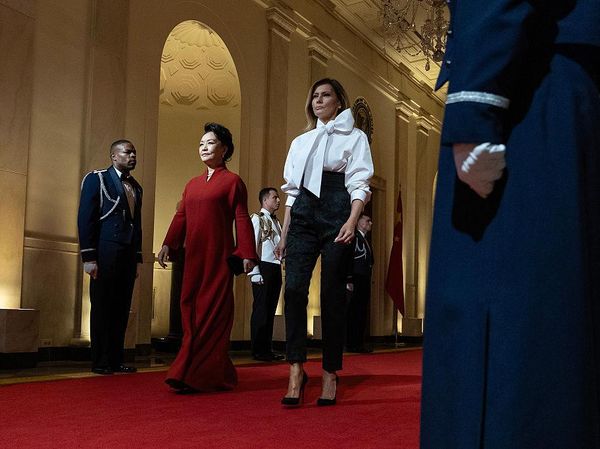 Foto: Melania Trump Dobrak Tradisi, Peng Liyuan Tampil Klasik di State Dinner
