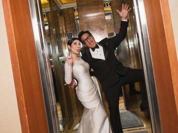 Gaya Kocak Andre Taulany-Amanda Rigby Berpose di Lift