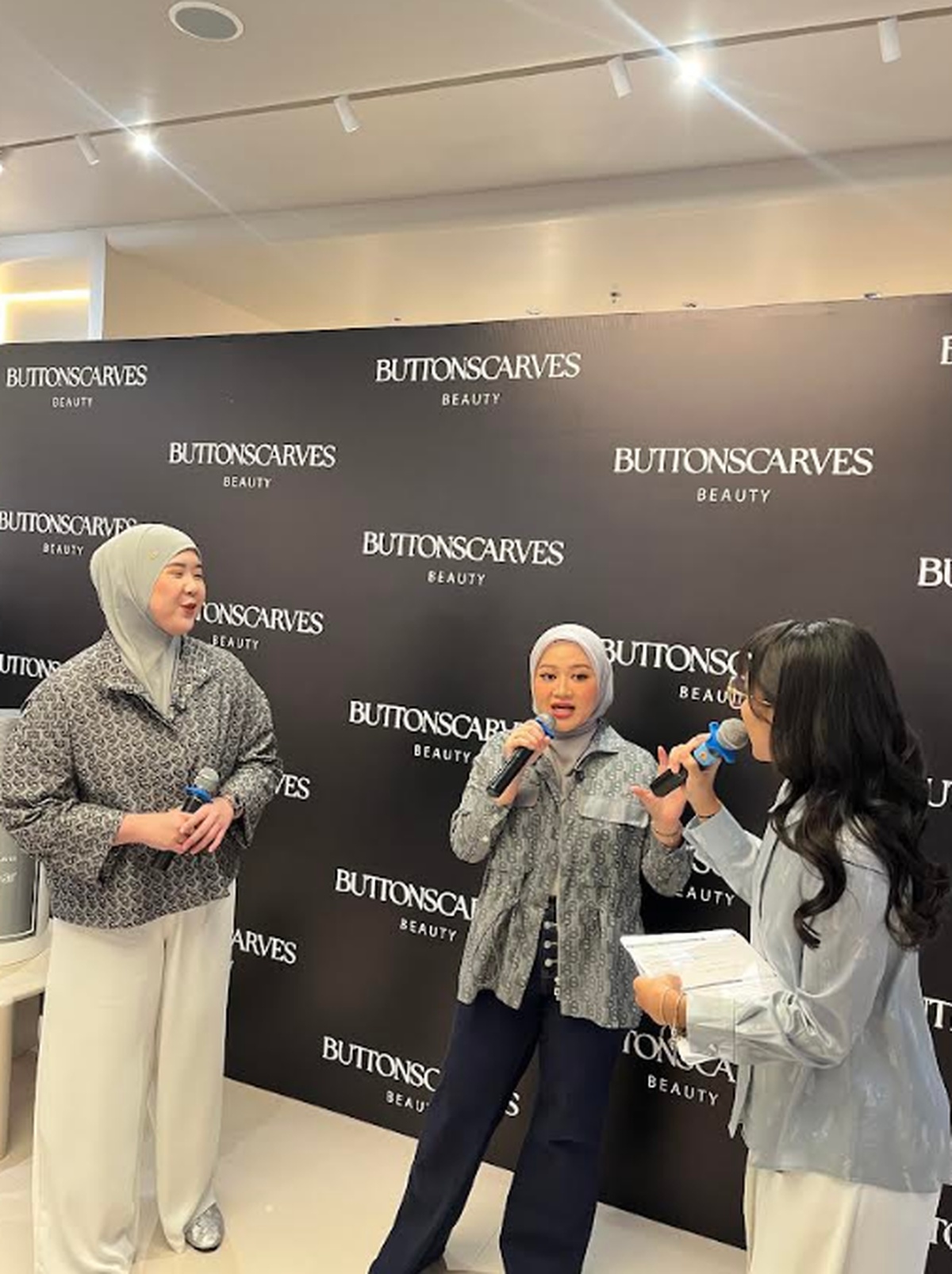 Buttonscarves Beauty memperkenalkan Eau de Parfum dengan Hiasan Monogram