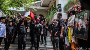 Guruh Soekarnoputra Berpulang, Jenazah Diantar ke Karet Bivak