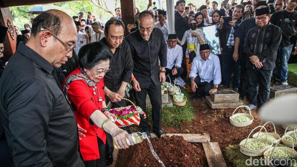 Guruh Soekarnoputra Dimakamkan, Megawati Tabur Bunga di Pusara