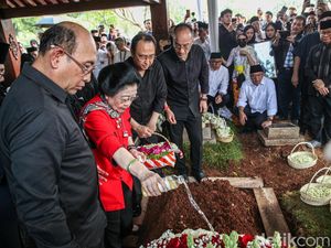 Guruh Soekarnoputra Dimakamkan, Megawati Tabur Bunga di Pusara