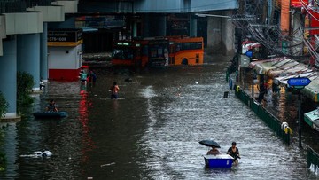 Nge-drift Pakai Jet Ski di Tengah Banjir, Pria Bangkok Ditangkap Polisi