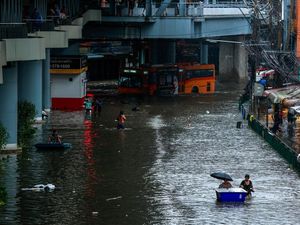 Nge-drift Pakai Jet Ski di Tengah Banjir, Pria Bangkok Ditangkap Polisi