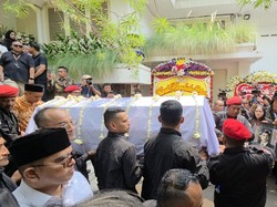 Polda Metro Kawal Pengantaran Jenazah Guruh Soekarnoputra ke TPU Karet Bivak