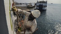 Kapal Feri Sofifi-Tidore Dirawat, Lambung dan Cat Dibersihkan