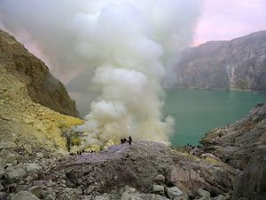 Kawah Ijen Dibuka Lagi Usai Karhutla, Begini Cara Dapat Tiketnya