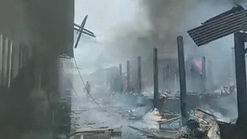Kebakaran Pasar Kepulungan Padam, 5 Kendaraan Damkar Masih Pembasahan
